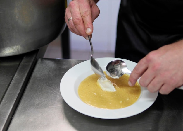 Detail kuchárskej ruky